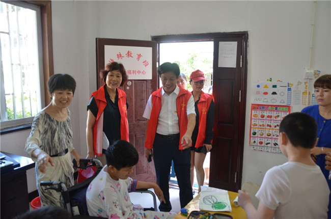 城投集團(tuán)開展“傳承紅色基因，敬老愛幼先行” 現(xiàn)場獻(xiàn)愛心活動