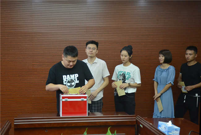 城投集團(tuán)開展“傳承紅色基因，敬老愛幼先行” 現(xiàn)場獻(xiàn)愛心活動