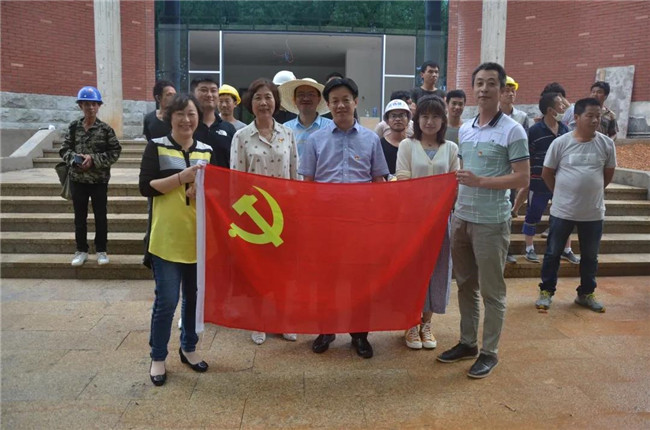 炎炎夏日送清涼，點(diǎn)滴關(guān)懷暖人心——城投集團(tuán)各黨支部開展“送清涼”慰問一線員工活動
