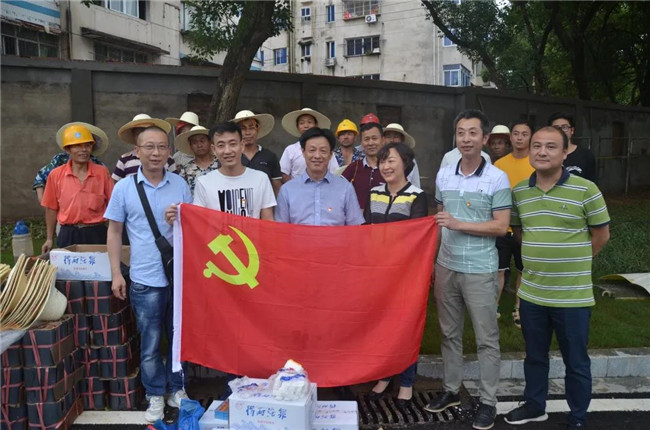 炎炎夏日送清涼，點(diǎn)滴關(guān)懷暖人心——城投集團(tuán)各黨支部開展“送清涼”慰問一線員工活動