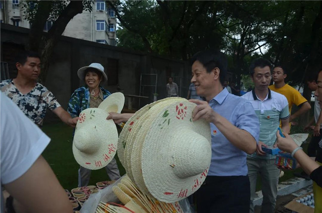 炎炎夏日送清涼，點(diǎn)滴關(guān)懷暖人心——城投集團(tuán)各黨支部開展“送清涼”慰問一線員工活動